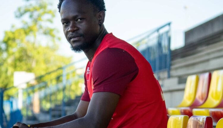 BIENVENUE DONALD ONANA ! 🤝Un nouvel attaquant pose ses valises en provenance du @vierzon_fc ! 🐮jpg